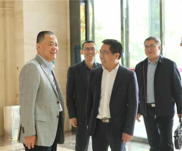 商务部国度茧丝绸协调办公室副司长陈平，河池市委常委、副市长杜际鹏光临调研领导