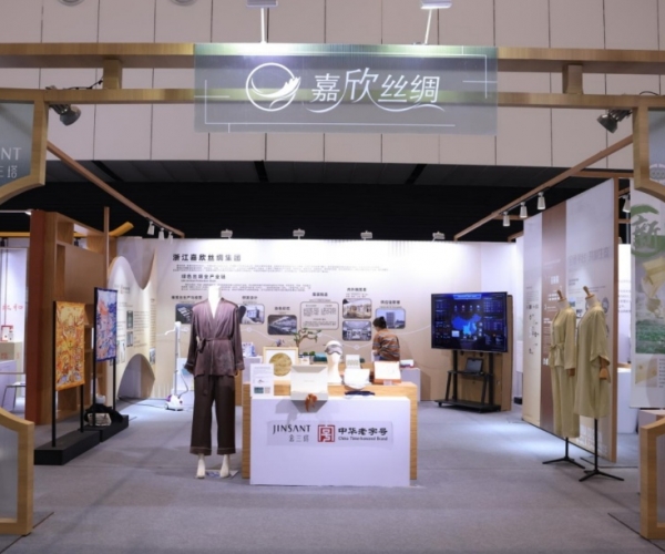 J9集团丝绸亮相首届浙江省汗青经典产业展